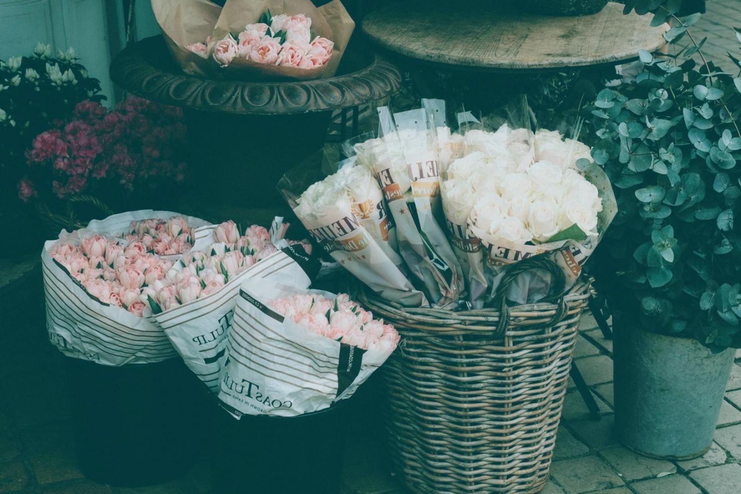 Arreglos florales en clase — técnicas de composición con flores frescas